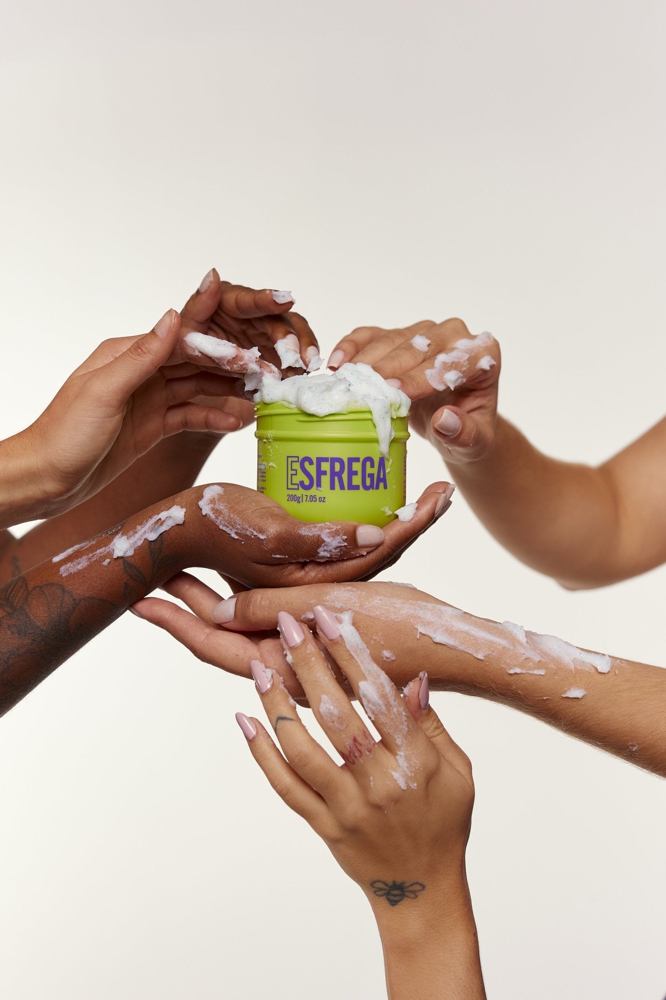 Esfoliante corporal Esfrega da Beleza Brasileira. Esfoliante de banho que garante pele macia, hidratada e renovada.