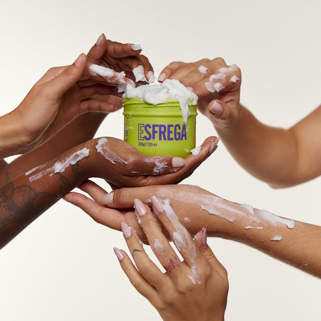 Esfoliante corporal Esfrega da Beleza Brasileira. Esfoliante de banho que garante pele macia, hidratada e renovada.