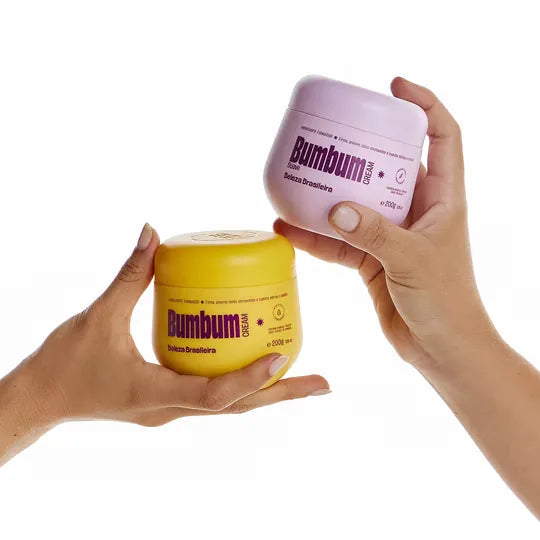 Mãos segurando dois potes de Bumbum Cream